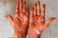 Mains peintes au henné
