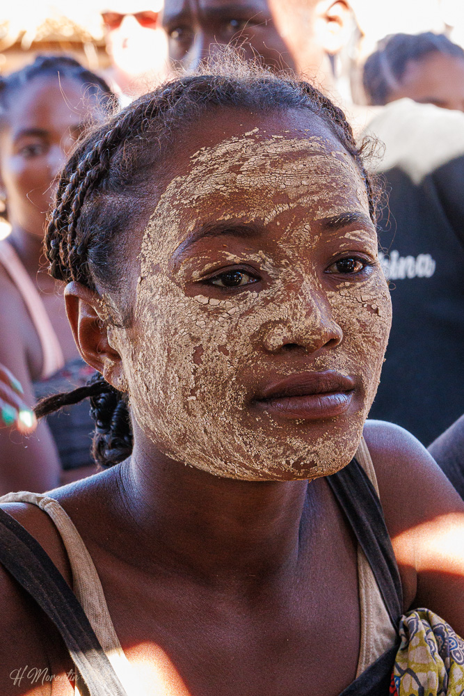 Femme Vezo, masque de beauté ou mazonjoany, Ifaty