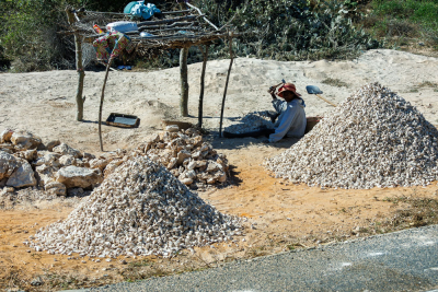 Les casseurs de cailloux en bord de route
