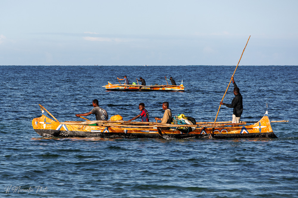 Pirogues à balancier du pays Vezo, lagon d'Ifaty