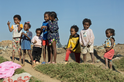 Enfants en bord de route à Tananarive