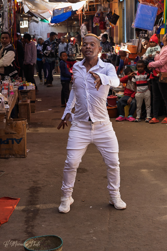 Artiste de rue au marché, Antsirabe