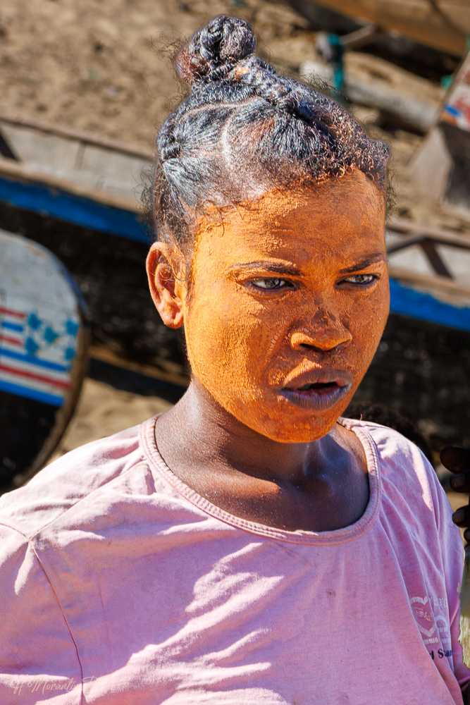 Femme Vezo, mazonjoany ou masque de beauté, Ifaty