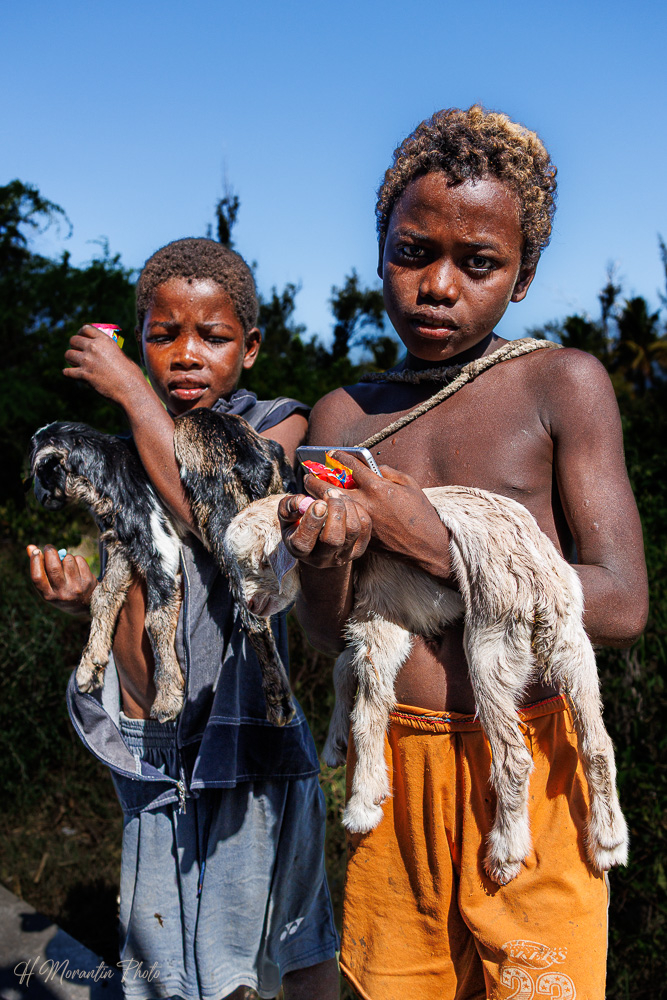 Enfants Vezo et leurs agneaux