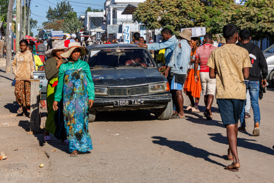 Ambiance de rue animée à Ilakaka