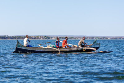 Pêcheurs Vezo en pirogue à balancier, lagon d'Ifaty