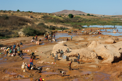 Recherche de pierres précieuses dans le lit de la rivière, près d'Ilakaka
