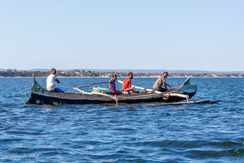 Pêcheurs Vezo en pirogue à balancier, lagon d'Ifaty