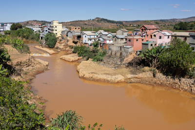 Rivière Andromba colorée par les alluvions après la saison des pluies