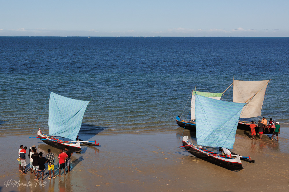 Pirogues à balancier du pays Vezo, lagon d'Ifaty