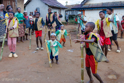 Danse Dombolo dans un village Tanala