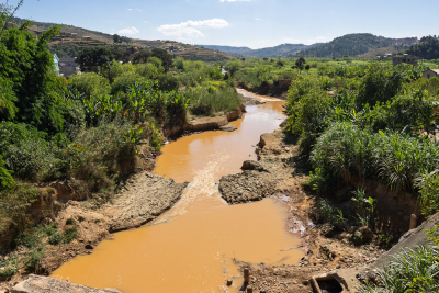Rivière Andromba colorée par les alluvions après la saison des pluies