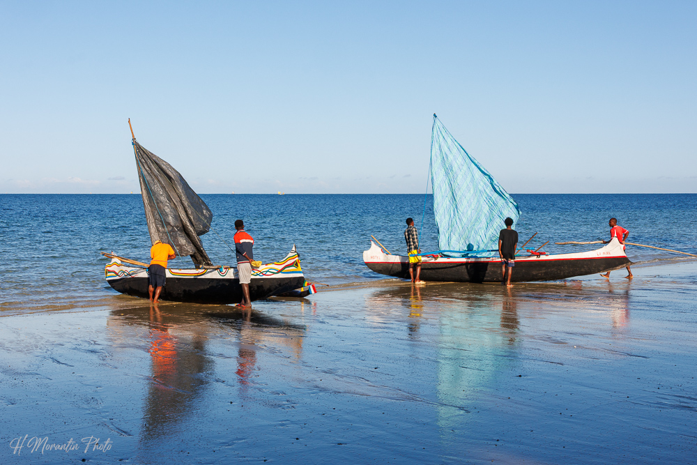 Pirogues à balancier du pays Vezo, lagon d'Ifaty