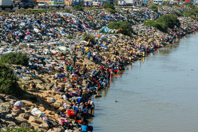 Lavage et sèchage du linge des habitants de Tananarive