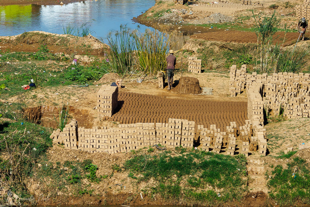Fabrication des briques de construction sans cuisson, Tananarive