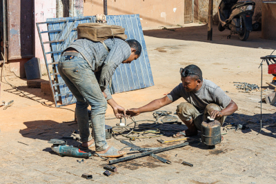 Artisan au travail en bord de RN7, Behenjy