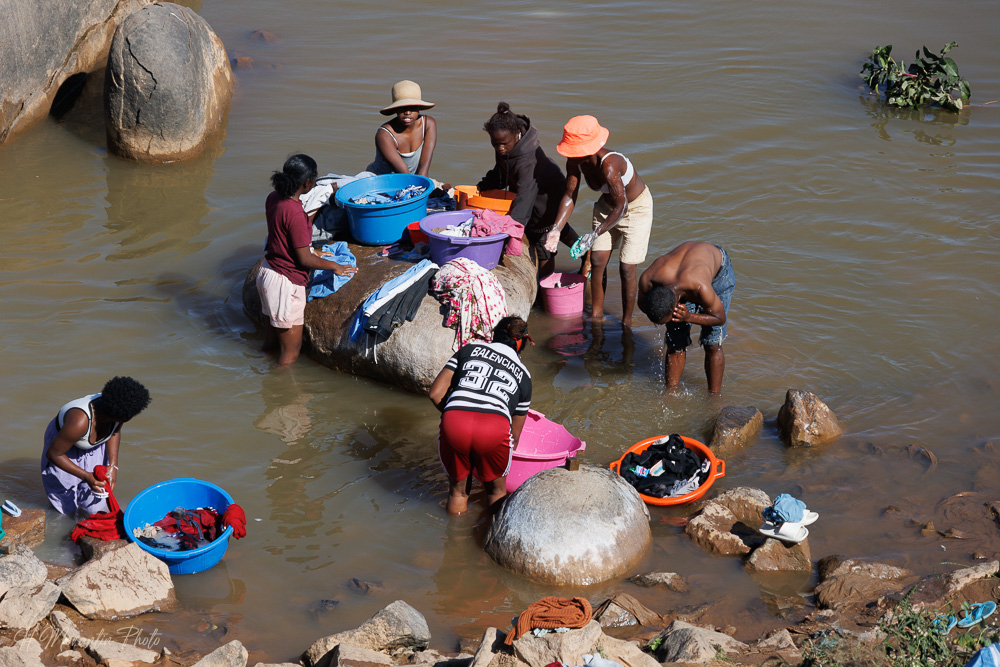 Le lavoir en commun, rivière Ikopa, Tananarive
