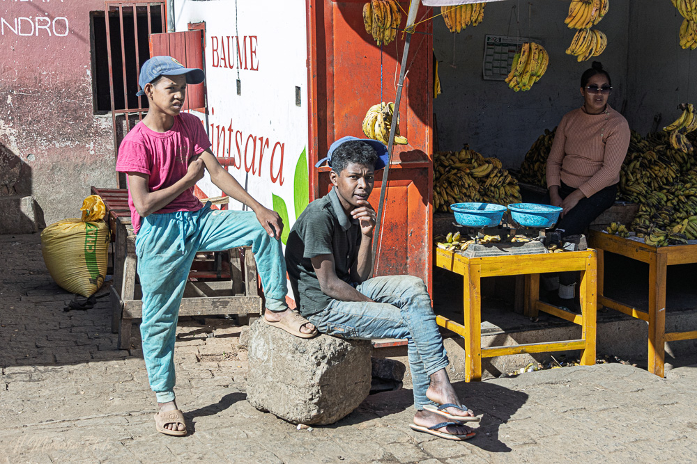 Attente d'un éventuel acheteur de bananes près de Behenjy
