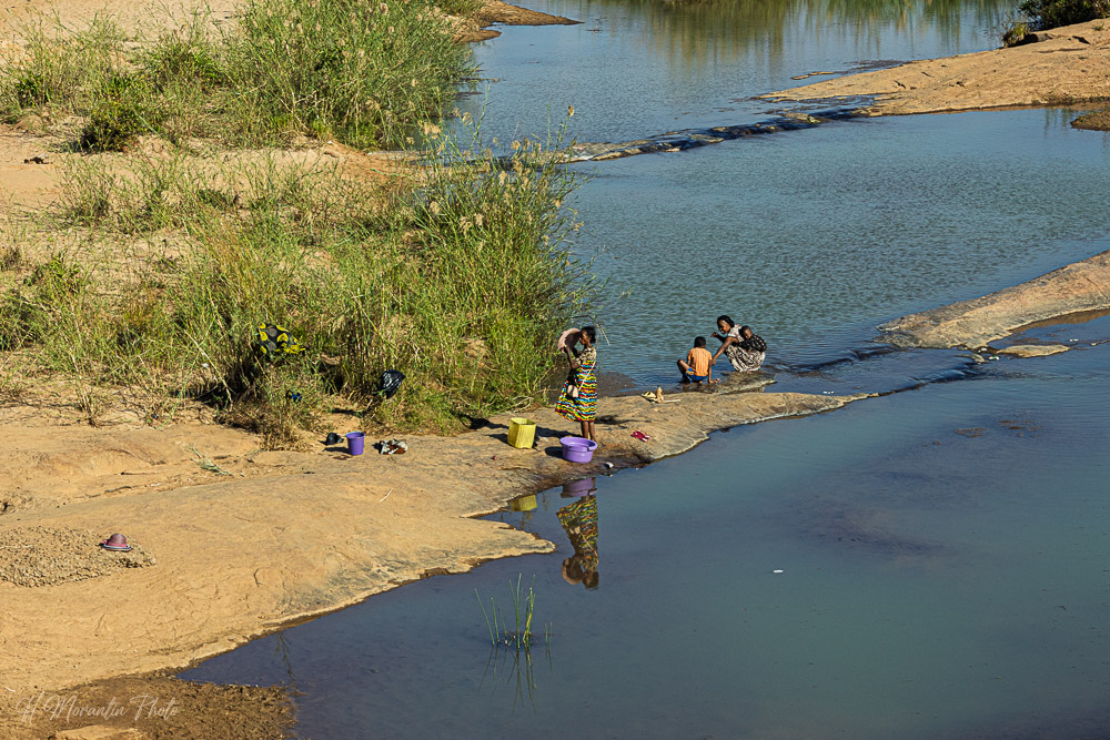 Lavage du linge, massif de l'Isalo