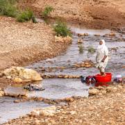 Lavage du linge dans l'oued, Haut Atlas