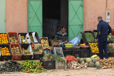 Vendeur de druits et légumes, vers Midelt, Haut Atlas, Maroc
