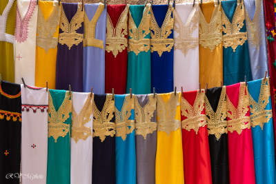 Gandouras de couleur, gorges de Todra, Atlas, Maroc