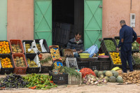 Vendeur de fruits et légumes, vers Midelt, Haut Atlas