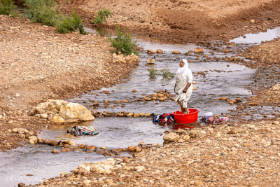 Lavage du linge dans l'oued, Haut Atlas, Maroc