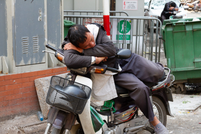 Repos dans la rue, Hanoï, Vietnam