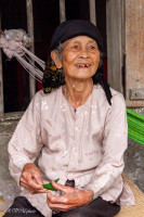 Préparation d'une chique du betel, Ninh Binh, Vietnam 2020