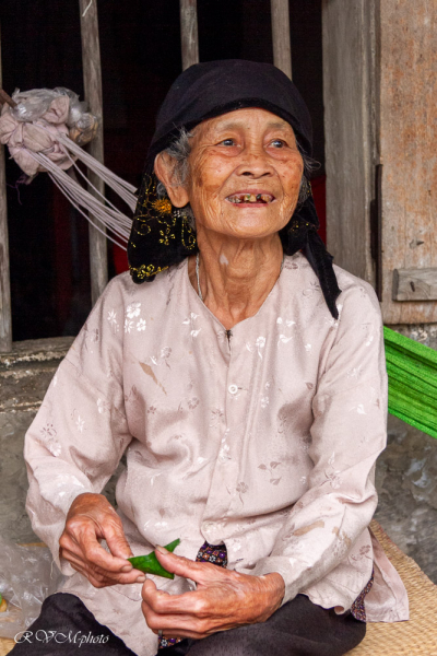 Préparation d'une chique du betel, Ninh Binh, Vietnam